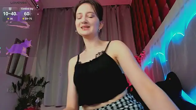 Snapshot of SummerLilaa chatting on June 2026 01:33:01 PM SummerLilaa online show from June 2026 01:33:01 PM