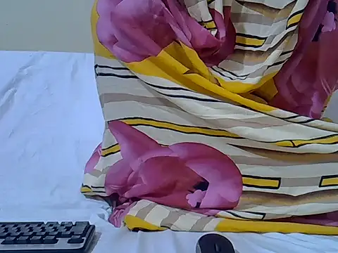 Snapshot of petite_pretti chatting on June 2026 11:59:01 AM petite pretti online show from June 2026 11:59:01 AM