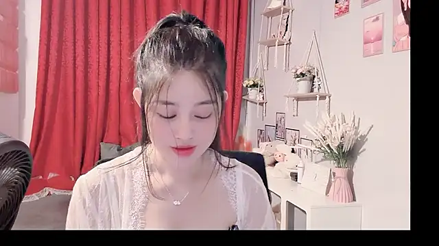 Snapshot of Bee-Cherry chatting on June 2026 06:57:01 PM Bee-Cherry online show from June 2026 06:57:01 PM