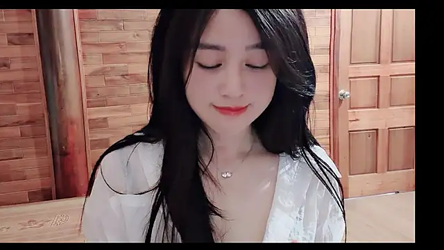 Snapshot of Bee-Cherry chatting on June 2026 10:17:02 AM Bee-Cherry online show from June 2026 10:17:02 AM