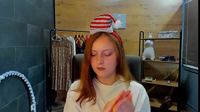 Snapshot of LauraaJohnson chatting on May 2026 01:28:01 PM LauraaJohnson online show from May 2026 01:28:01 PM