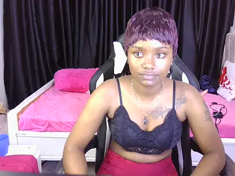 Snapshot of Queen_lyla01 chatting on May 2026 04:14:02 PM Queen lyla01 online show from May 2026 04:14:02 PM