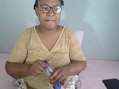 Snapshot of CandyYumsAerolaXX chatting on May 2026 09:49:01 AM CandyYumsAerolaXX online show from May 2026 09:49:01 AM