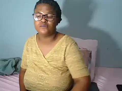 Snapshot of CandyYumsAerolaXX chatting on May 2026 09:55:01 PM CandyYumsAerolaXX online show from May 2026 09:55:01 PM