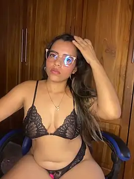 Snapshot of Estrella_em chatting on May 2026 09:00:01 PM Estrella em online show from May 2026 09:00:01 PM