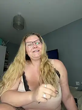 LucieLouBabe online show from June 2026 10:52:01 PM
