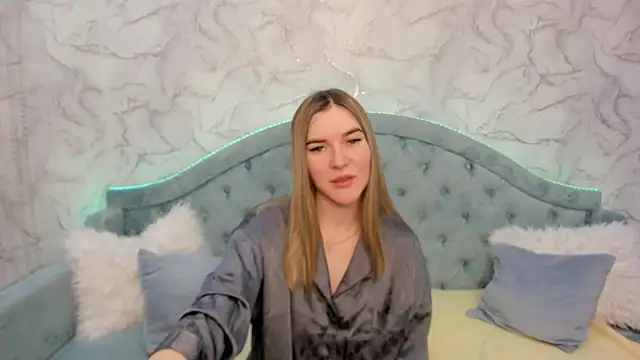 Snapshot of RoxyReignn chatting on May 2026 04:29:01 AM RoxyReignn online show from May 2026 04:29:01 AM