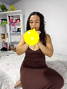 Snapshot of bella-diaz chatting on June 2026 05:01:01 AM bella-diaz online show from June 2026 05:01:01 AM