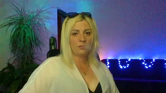 Snapshot of LunaaKiss chatting on June 2026 09:16:01 PM LunaaKiss online show from June 2026 09:16:01 PM