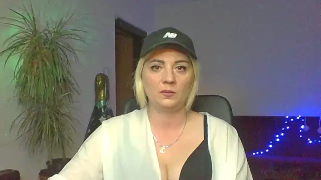 Snapshot of LunaaKiss chatting on August 2026 07:49:01 PM LunaaKiss online show from August 2026 07:49:01 PM