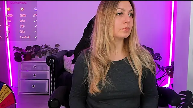 LindaWhite  online show from December 2024 05:03:01 PM