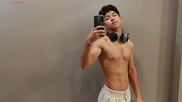 Snapshot of Maximiliano_Young chatting on July 2026 12:33:01 PM Maximiliano Young online show from July 2026 12:33:01 PM