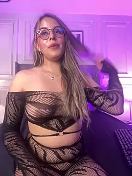 SunnyLuxxx online show from July 2026 07:20:01 PM