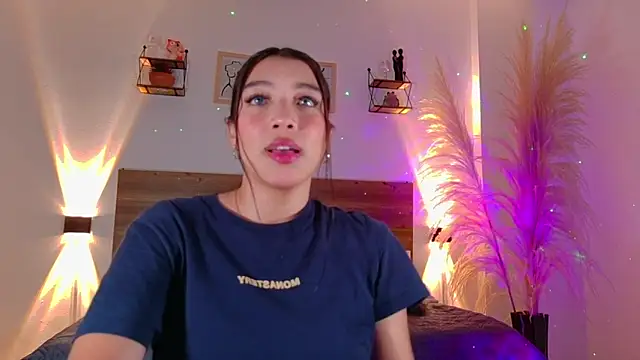 Snapshot of _Emmakiss_ chatting on June 2026 12:20:01 PM Emmakiss online show from June 2026 12:20:01 PM