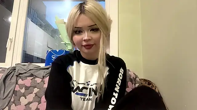 moonluv33 online show from June 2026 01:26:02 PM