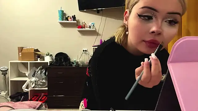 moonluv33 online show from June 2026 01:13:02 PM