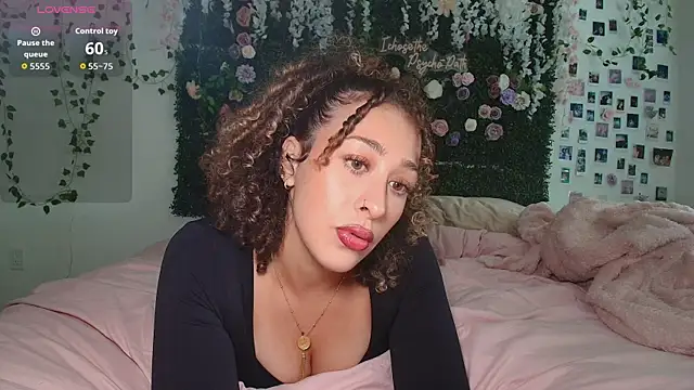 Snapshot of LyraCovee chatting on June 2026 12:35:02 AM LyraCovee online show from June 2026 12:35:02 AM