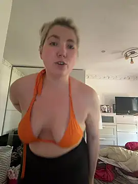 LauraStarr online show from June 2026 11:09:02 AM