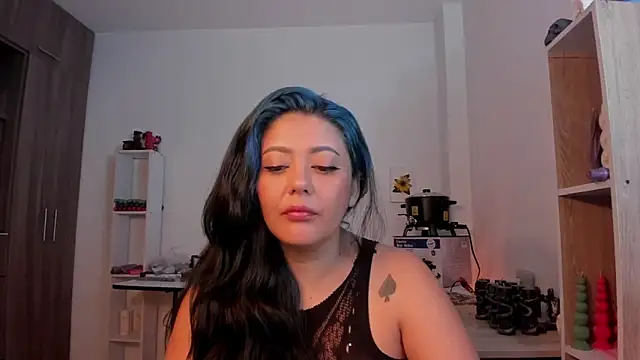 LauraToro  online show from April 2026 10:18:01 PM