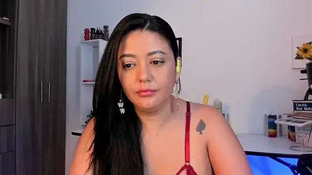Snapshot of LauraToro_ chatting on June 2026 09:13:02 PM LauraToro online show from June 2026 09:13:02 PM