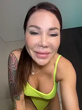 Snapshot of Golden__PollyX chatting on June 2026 05:20:02 AM Golden PollyX online show from June 2026 05:20:02 AM