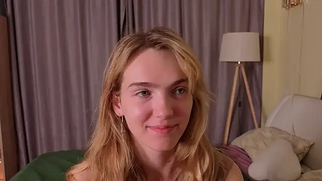 Snapshot of MarielRoloson chatting on June 2026 07:20:01 PM MarielRoloson online show from June 2026 07:20:01 PM