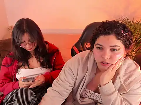 Snapshot of MaddieandVero chatting on June 2026 01:06:02 AM MaddieandVero online show from June 2026 01:06:02 AM
