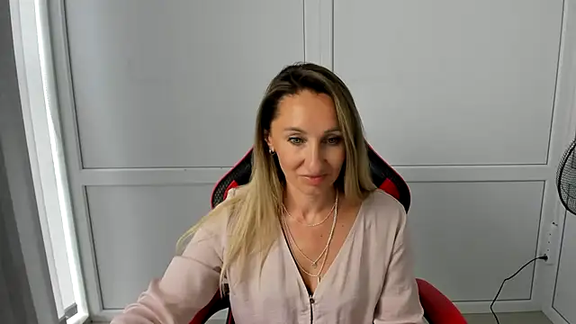 LilyDreamm online show from July 2026 12:40:01 PM