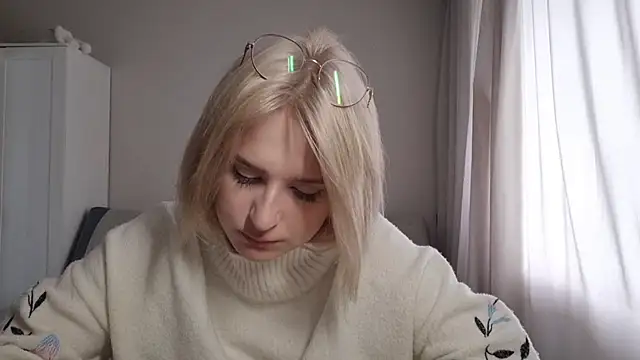 Snapshot of BloomMoon chatting on July 2026 10:40:02 AM BloomMoon online show from July 2026 10:40:02 AM