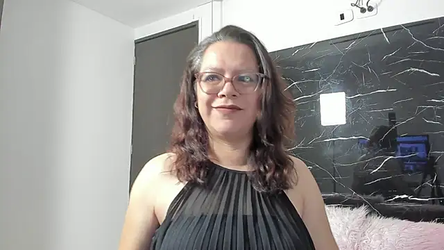 Snapshot of ELLE_HADID chatting on June 2026 03:31:02 PM ELLE HADID online show from June 2026 03:31:02 PM
