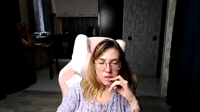 Reginasmilee online show from September 2025 12:15:02 PM