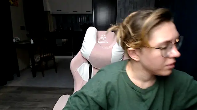 Reginasmilee online show from September 2025 11:32:02 PM