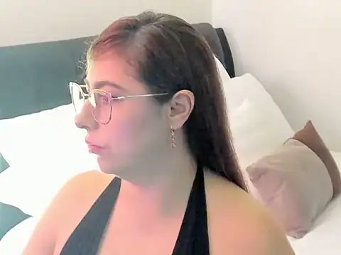 Snapshot of Emili_luxe chatting on July 2026 07:19:02 PM Emili luxe online show from July 2026 07:19:02 PM