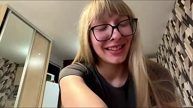 Snapshot of GoldenFrames chatting on August 2026 04:09:02 PM GoldenFrames online show from August 2026 04:09:02 PM