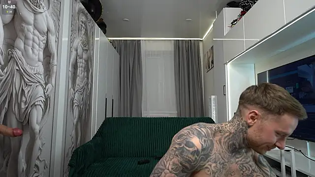 NickHOWLEN online show from November 2025 03:01:01 PM