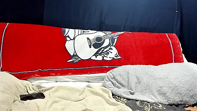 Snapshot of iBreakHeartz chatting on December 2024 01:00:02 AM iBreakHeartz online show from December 2024 01:00:02 AM