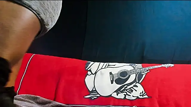 Snapshot of iBreakHeartz chatting on December 2024 01:58:02 AM iBreakHeartz online show from December 2024 01:58:02 AM