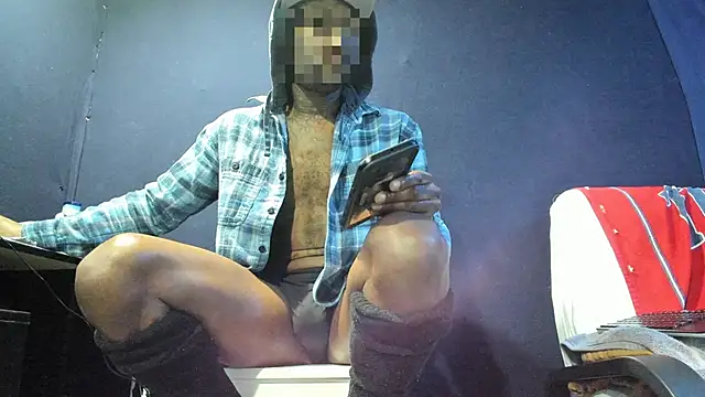 Snapshot of iBreakHeartz chatting on December 2024 06:28:02 PM iBreakHeartz online show from December 2024 06:28:02 PM