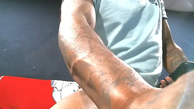 Snapshot of iBreakHeartz chatting on January 2025 03:45:01 AM iBreakHeartz online show from January 2025 03:45:01 AM