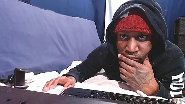 Snapshot of iBreakHeartz chatting on January 2025 08:18:02 AM iBreakHeartz online show from January 2025 08:18:02 AM