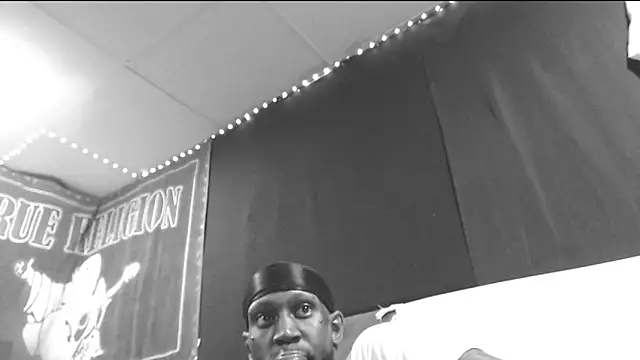 Snapshot of iBreakHeartz chatting on September 2025 02:46:02 AM iBreakHeartz online show from September 2025 02:46:02 AM