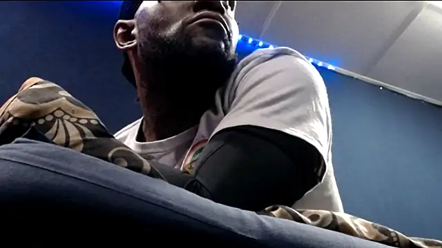 Snapshot of iBreakHeartz chatting on October 2025 08:37:01 AM iBreakHeartz online show from October 2025 08:37:01 AM