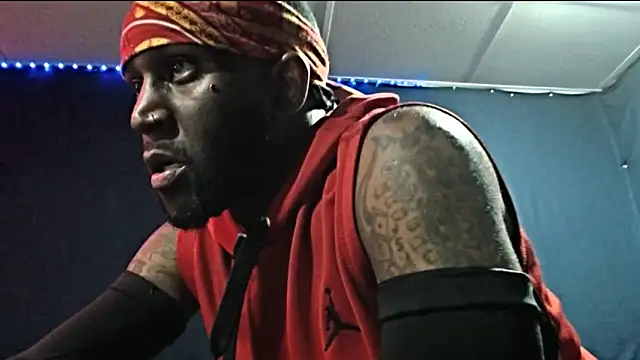 Snapshot of iBreakHeartz chatting on November 2025 02:38:01 PM iBreakHeartz online show from November 2025 02:38:01 PM