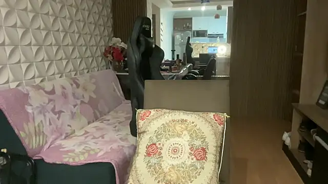 Leilacharlotte online show from May 2026 12:45:01 PM