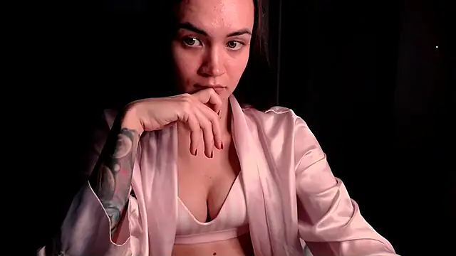 Snapshot of EvelynGG chatting on October 2025 05:48:02 PM EvelynGG online show from October 2025 05:48:02 PM