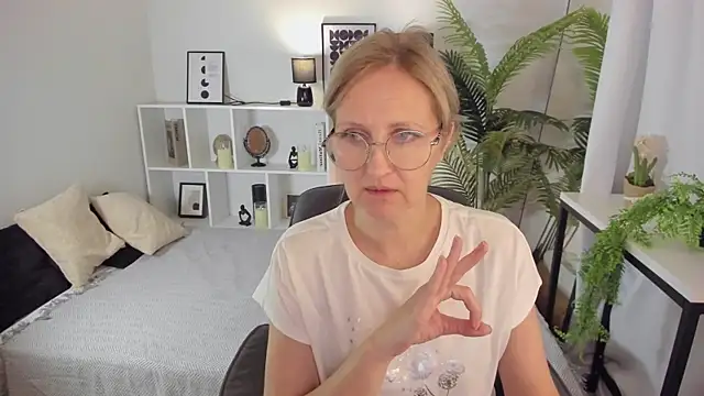 Paris Cherry online show from September 2025 08:03:01 PM