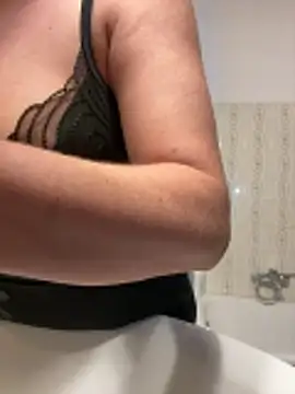 Snapshot of Wet-Pussycat chatting on November 2025 01:11:01 AM Wet-Pussycat online show from November 2025 01:11:01 AM