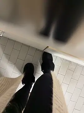 Snapshot of Wet-Pussycat chatting on December 2025 04:38:01 PM Wet-Pussycat online show from December 2025 04:38:01 PM