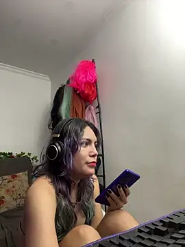 Snapshot of VaioletUwU chatting on April 2026 02:50:01 AM VaioletUwU online show from April 2026 02:50:01 AM