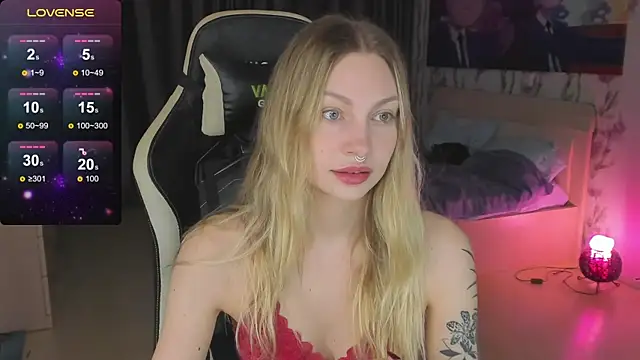 BiMolly online show from March 2025 04:31:02 PM